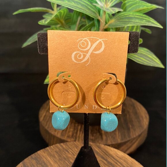 Plunder Jewelry - NEW, NEVER WORN  Plunder Gold Tone Hoop Earrings with interchangeable stones.